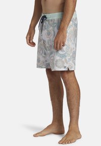Zwemshorts met een lichtblauwe tailleband en koord, met een paisleypatroon in pastelkleuren, gemaakt van snel drogend stof.