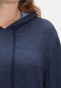 Marineblaue Kapuze aus strukturiertem Stoff mit Kordelzug-Hoodie, im lässigen Schnitt und mit dezenten Nähdetails.