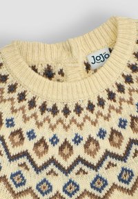 Strickpullover in Creme mit komplizierten braunen und blauen geometrischen Mustern. Verfügt über einen gerippten Rundhalsausschnitt und strukturierte Garne. Markenlabel sichtbar.