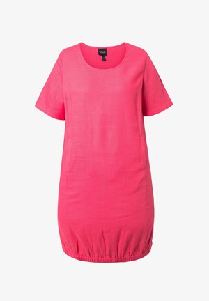 Helles pinkfarbenes Kurzarmkleid mit rundem Ausschnitt und gerafftem Saum, auf weißem Hintergrund präsentiert.