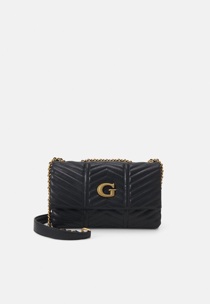 Sort quiltet læderhåndtaske med et guld "G" logo, kædestropp, og detaljer med zigzag mønster. Kompakt rektangulær form.