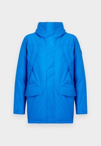 Modrý kabát s dlhými rukávmi a vysokým golierom s dvoma prednými vreckami s klopami. Vyrobený z hladkej látky; štruktúrovaný dizajn s akcentmi švov.