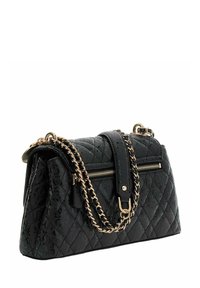 Sac à main matelassé noir avec une texture lisse et une bandoulière chaîne dorée. Il comporte une fermeture éclair à l'avant et une forme rectangulaire structurée.