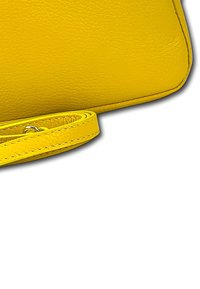Gele leren handtas met een gestructureerd oppervlak, voorzien van een lange schouderband en contrasterende stiksels. Het ontwerp is slank met afgeronde hoeken.