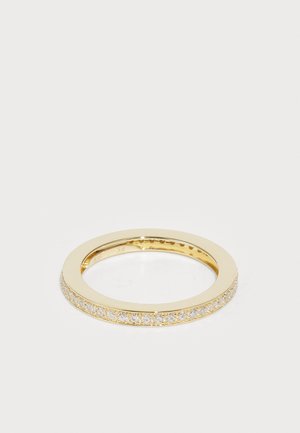 Anello d'oro con una superficie liscia e lucida e pietre preziose trasparenti e scintillanti incastonate in fila lungo il bordo esterno. Forma circolare, profilo sottile.