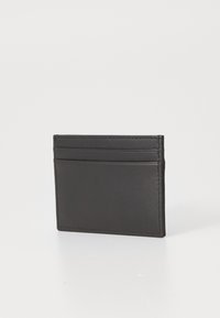 Mustekalainen korttikotelo, jossa on sileä pinta, useita korttipaikkoja ja minimalistinen muotoilu. Reunat on siististi ommeltu, kompakti muoto.