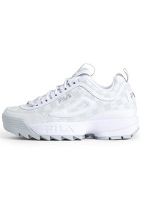 Sneaker atletico bianco con tomaia testurizzata, caratterizzato da un motivo a scacchi, design con lacci e una robusta suola bianca con dettagli di presa.