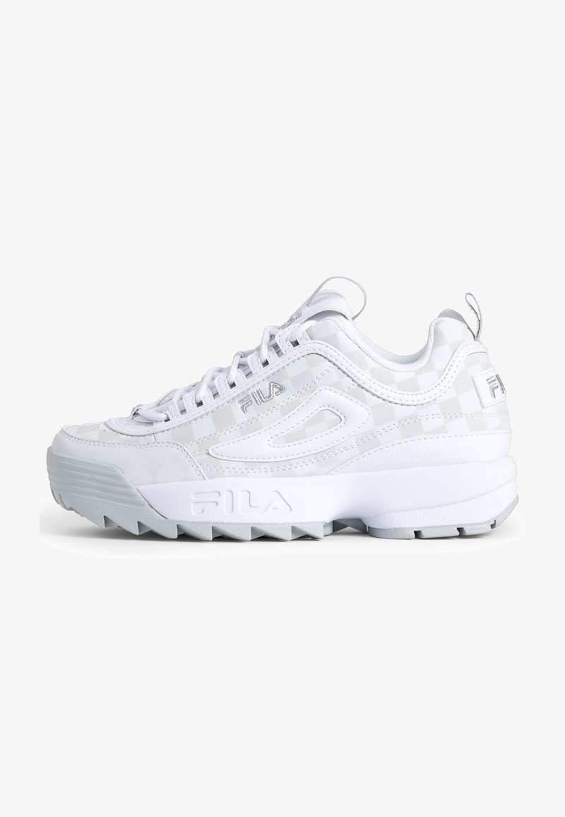 Baskets de sport blanches avec une tige texturée, présentant un motif à carreaux, un design à lacets et une semelle blanche robuste avec des détails de traction.