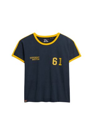 Maglietta in cotone blu navy con rifiniture e dettagli gialli. Presenta la scritta "SUPERDRY BOSTON" e il numero "61" stampati sul davanti. Maniche corte.
