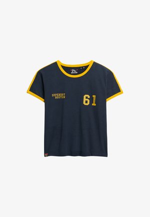 Maglietta in cotone blu navy con rifiniture e dettagli gialli. Presenta la scritta "SUPERDRY BOSTON" e il numero "61" stampati sul davanti. Maniche corte.