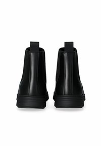Stivaletti alla caviglia neri in materiale sintetico con finitura liscia, pannelli elasticizzati sui lati e linguette per facilitare la calzata, dotati di suola chunky per una maggiore aderenza.