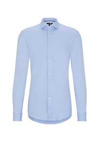 Lichtblauwe blouse met lange mouwen van gestructureerde stof, met een klassieke kraag en een knoopsluiting aan de voorkant met witte knopen.