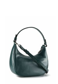 Bolso de mano en forma de media luna de cuero verde oscuro con dos correas ajustables y detalles en plata, exhibido sobre un fondo blanco.