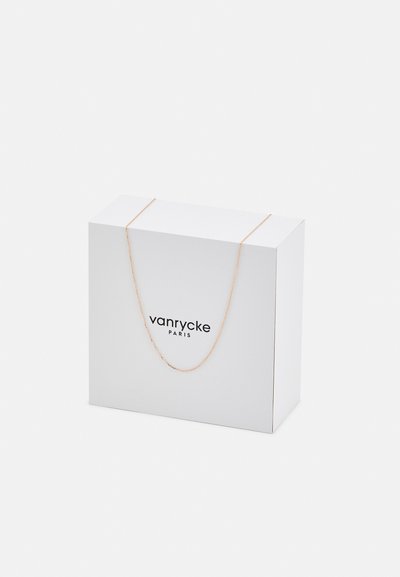 Colar de corrente em tom dourado exibido sobre uma caixa retangular branca com o logo "vanrycke PARIS" na frente. A caixa apresenta uma textura suave.
