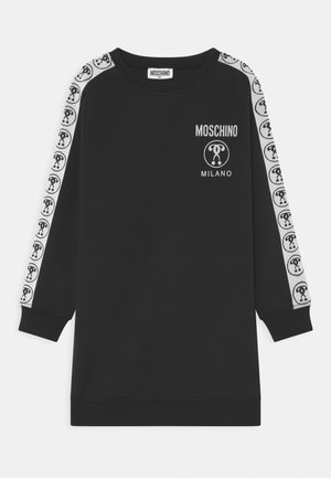 Sudadera negra de manga larga con el logo blanco de Moschino Milano en el pecho y un patrón repetido de logotipo en blanco y negro a lo largo de las mangas.