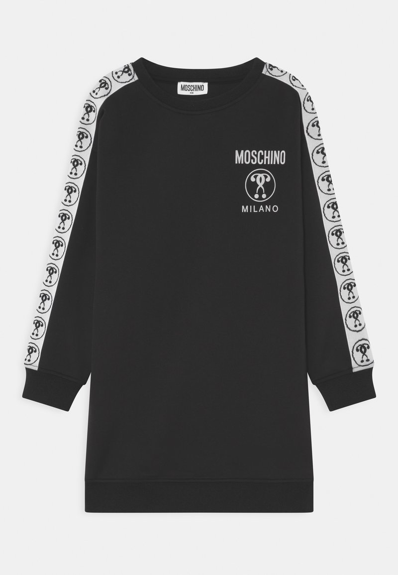 Sweat-shirt noir à manches longues avec logo blanc Moschino Milano sur la poitrine et motif répétitif de logos noir et blanc le long des manches.