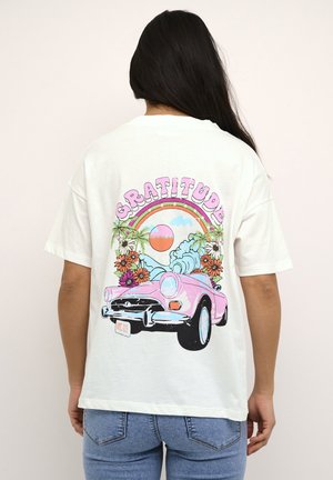 T-shirt en coton blanc avec un graphique coloré au dos comportant le mot "GRATITUDE", une voiture rose, des fleurs, un arc-en-ciel et des éléments de plage.