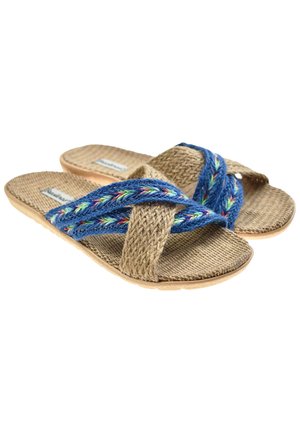 Sandalias trenzadas con una base beige natural, con correas trenzadas azules acentuadas con verde y amarillo. Plantilla texturizada con suela plana.