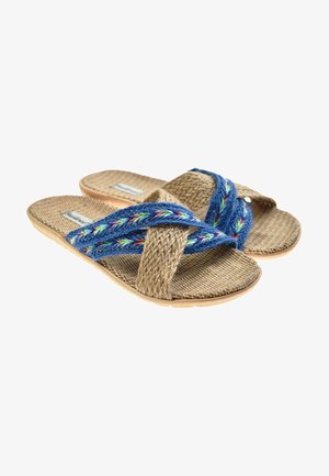 Sandalias trenzadas con una base beige natural, con correas trenzadas azules acentuadas con verde y amarillo. Plantilla texturizada con suela plana.