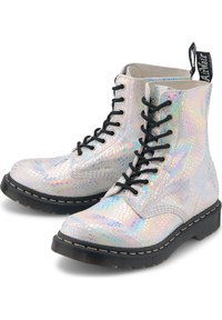 Šněrovací kotníkové boty z iridescentního texturovaného materiálu s hadím vzorem, černé očka a silná černá podrážka se žlutým prošíváním.