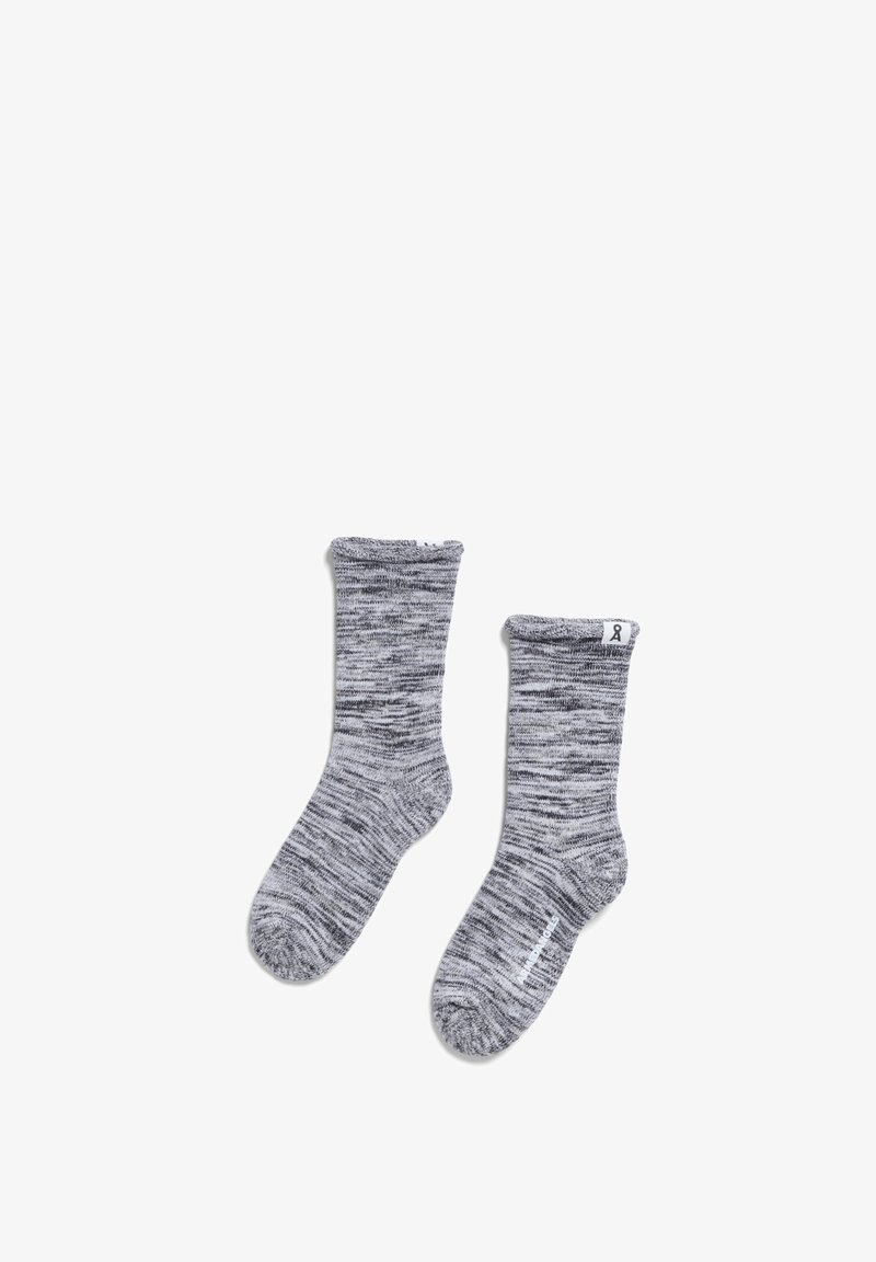 Chaussettes en coton chiné gris et noir avec un bord côtelé et une construction de pointe sans couture. Présentent un petit logo de la marque à la cheville.