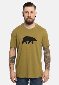 Olijfgroen T-shirt met korte mouwen met een zwart beren silhouet grafiek op de voorkant. Heeft een ronde halslijn en een losse pasvorm.