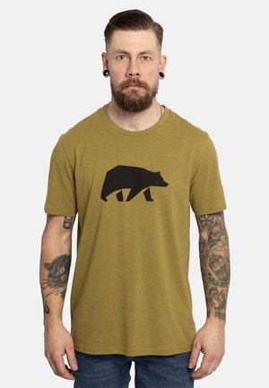Olijfgroen T-shirt met korte mouwen met een zwart beren silhouet grafiek op de voorkant. Heeft een ronde halslijn en een losse pasvorm.