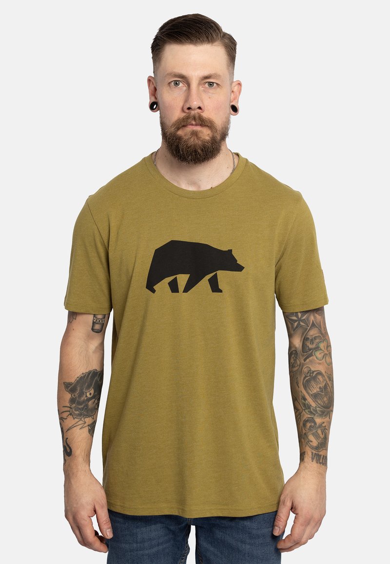 Olijfgroen T-shirt met korte mouwen met een zwart beren silhouet grafiek op de voorkant. Heeft een ronde halslijn en een losse pasvorm.