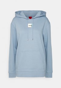Sudadera azul clara con capucha ajustable, bolsillo frontal y parche de logo. Confeccionada en material suave con puños y dobladillo acanalados.