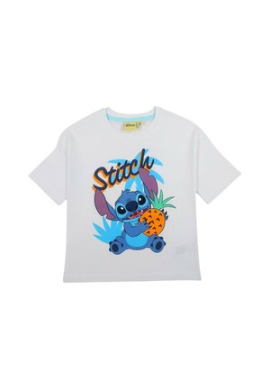 T-shirt bianca a maniche corte con grafica colorata del personaggio dei cartoni animati blu Stitch che tiene un'ananas arancione e il testo "Stitch" sopra.