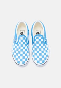 Παπούτσια slip-on με μπλε και λευκό καρό μοτίβο έχουν υφασμάτινο πάνω μέρος, ελαστικές πλαϊνές λεπτομέρειες και λαστιχένια σόλα με λευκό περίγραμμα.