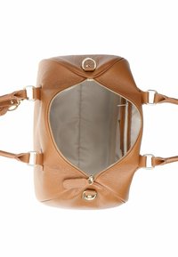 Bolso de mano de cuero marrón claro con un acabado texturizado, dos asas, una cremallera en la parte superior y un bolsillo interior con un forro suave. Detalle en metal dorado.