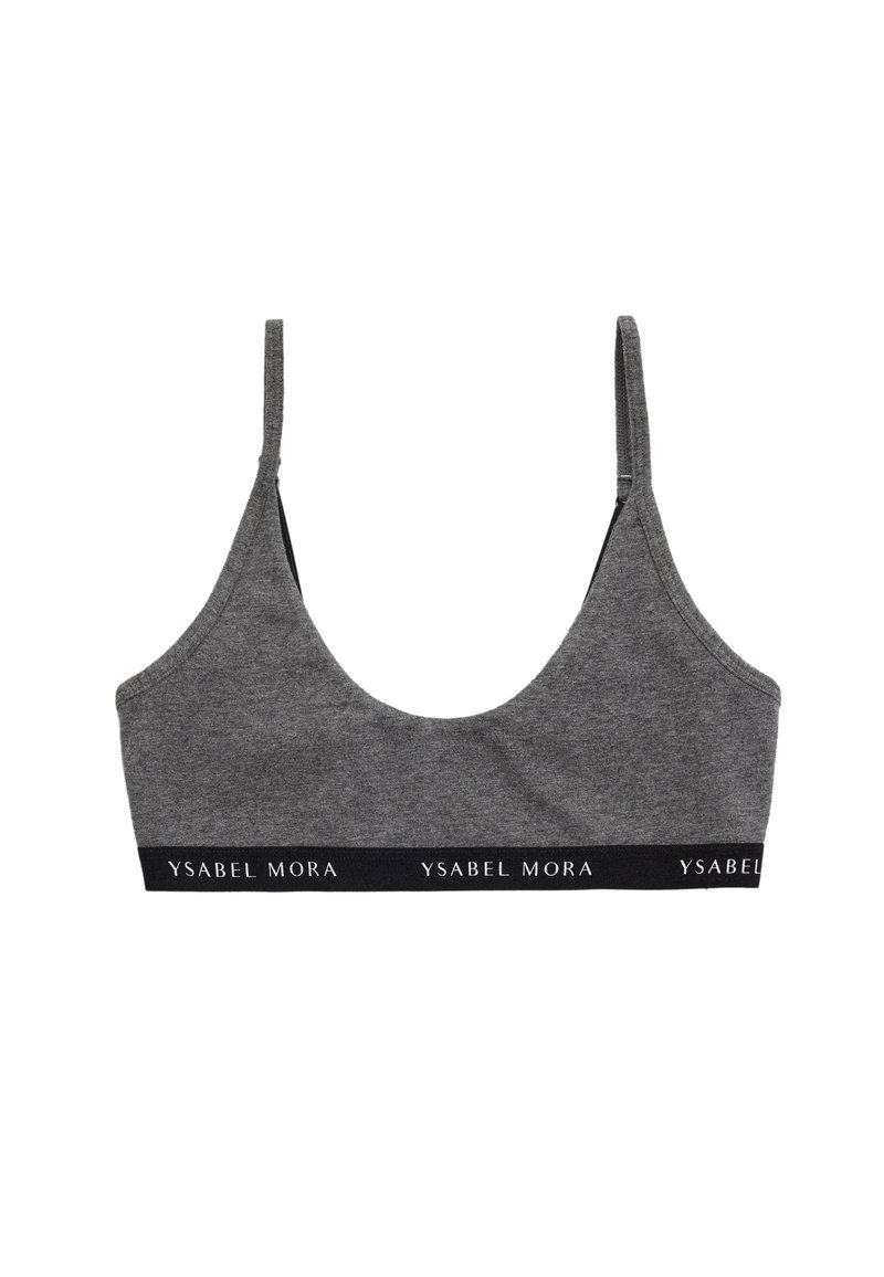 Bralette de tela gris con un escote redondeado, tirantes finos y una banda negra con texto blanco que dice "YSABEL MORA". Textura suave.