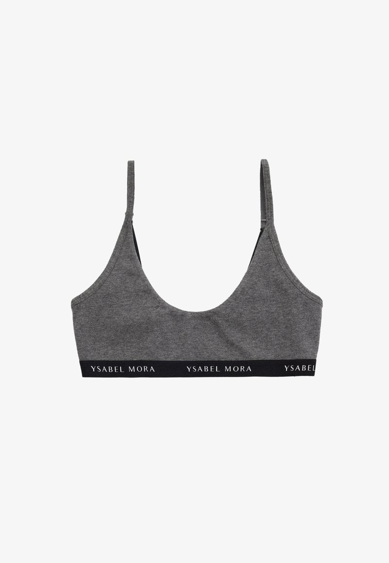 Bralette de tela gris con un escote redondeado, tirantes finos y una banda negra con texto blanco que dice "YSABEL MORA". Textura suave.