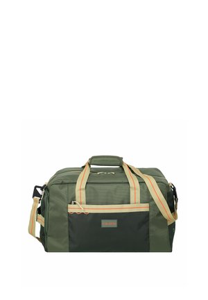 Bolsa de viaje tipo duffel en tonos verde y verde oscuro con asas a rayas beige y naranja, correa ajustable para el hombro, bolsillo frontal con cremallera y cierre superior con cremallera.