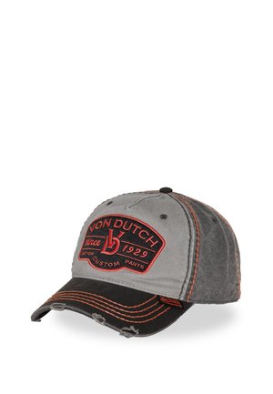 Gorra Von Dutch gris y negra con costuras rojas y parche con logo que dice "Von Dutch since 1929 Motor Custom Parts" en el panel frontal.
