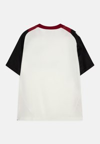 Maillot à manches courtes en tissu blanc avec des accents noirs et bordeaux sur les épaules, featuring un col rond et une texture lisse.