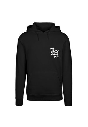 Svart hoodie gjord av tyg med en slät textur. Har en framficka, långa ärmar och en vit "LA"-logotyp på vänster bröstområde.