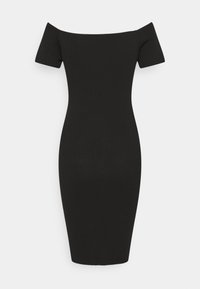 Czarna, prążkowana sukienka typu off-the-shoulder z krótkimi rękawami i dopasowanym krojem, zwężającym się w kierunku kolan. Gładka tekstura, minimalistyczny design.