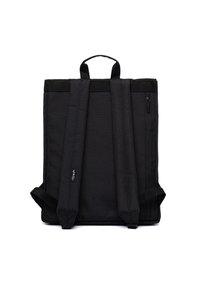 Svart ryggsäck med vadderade axelremmar, handtag på toppen och en dragkedjeficka på ena sidan. Tillverkad av slitstarkt tyg med en slät yta.