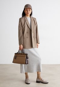Guess SESTRI LOGO LUXURY SATCHEL - Käekott - latte logo/brown