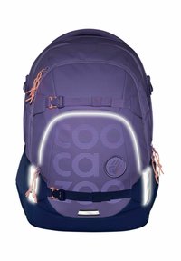 Lila Rucksack aus strapazierfähigem Material, mit reflektierenden Akzenten, Logo, Reißverschlusdetails und verstellbaren Riemen. Auffälliges Druckdesign.