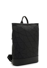 Juodas kuprinės modelis su geometriniu raštu, pagamintas iš tekstūruotos medžiagos, su reguliuojamomis rankenomis ir viršutine rankena nešiojimui.