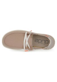 Chaussure slip-on en toile beige clair avec des lacets blancs, semelle intérieure texturée et accents orange contrastants. Présente une toe ronde et une semelle à profil bas.