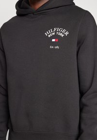 Tommy Hilfiger Felpa con cappuccio - black