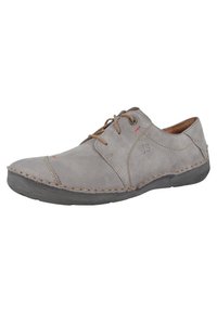 Scarpa in pelle grigia con dettagli cuciti, punta rotonda, chiusura con lacci e suola in gomma testurizzata. Presenta sottili dettagli rossi vicino ai lacci.