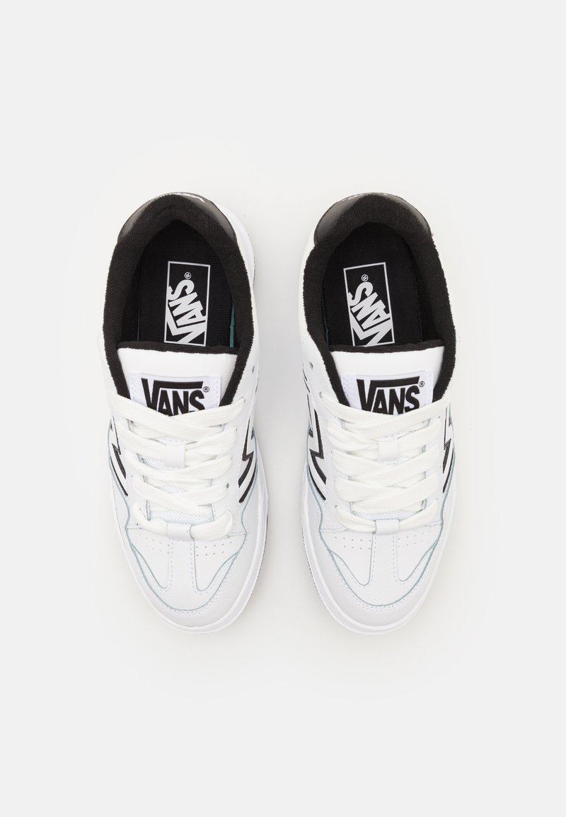Weiße Vans Sneaker mit einem glatten Lederoberteil, schwarzen Akzenten an den Seiten und weißen Schnürsenkeln. Das Innenfutter besteht aus schwarzem Textil.