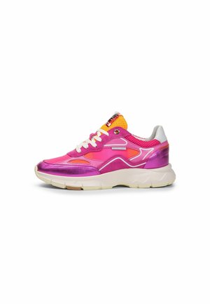 Scarpa sportiva con parte superiore in materiale sintetico rosa, caratterizzata da accenti lucidi, dettagli in rete e una suola in gomma bianca. Chiusura con lacci e dettaglio del logo sulla linguetta.
