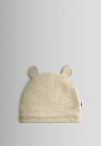 Bavlnená detská čiapka svetlo béžovej farby s rebrovanou štruktúrou a zaoblenými medvedími uškami. Má preložený lem a prišitú značkovú štítok.