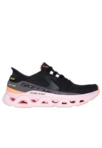 Chaussures de sport noires avec une tige en mesh respirant, des détails texturés et une semelle rose épaisse avec des sections découpées pour l'amortissement.